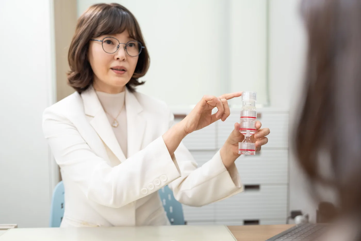 박혜성 대표원장이 상담실에서 재생진료 과정을 설명하는 모습
