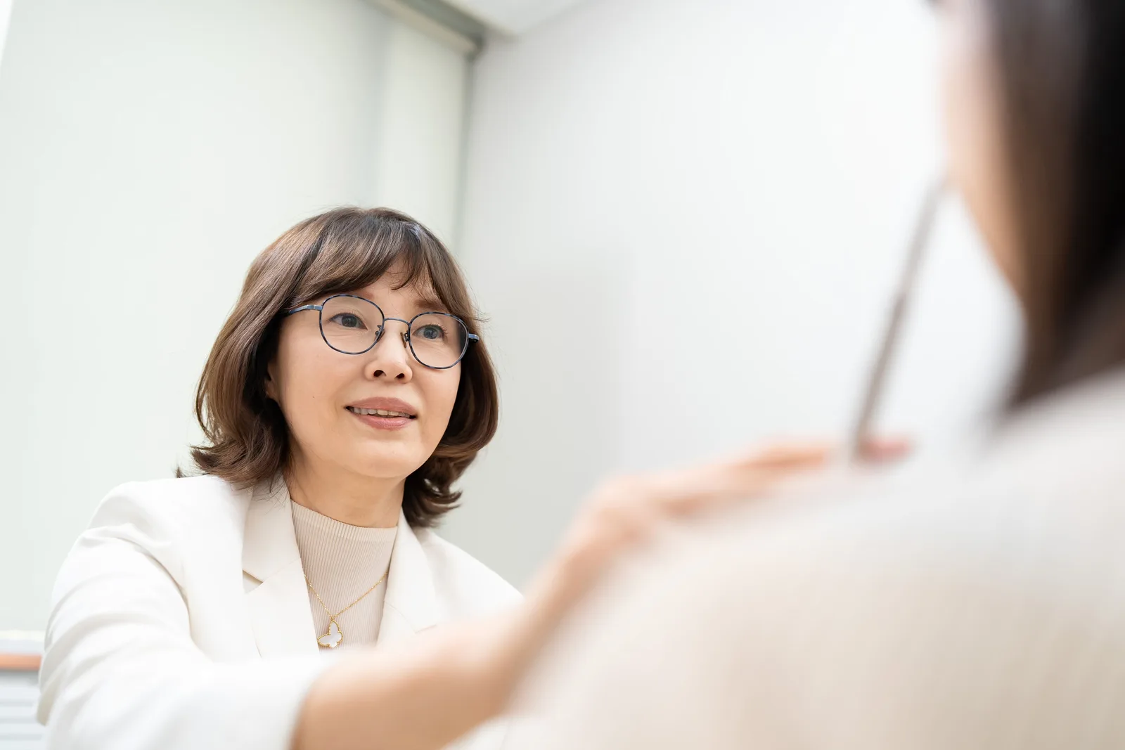 박혜성 대표원장이 환자와 피부 진료를 상담하는 장면