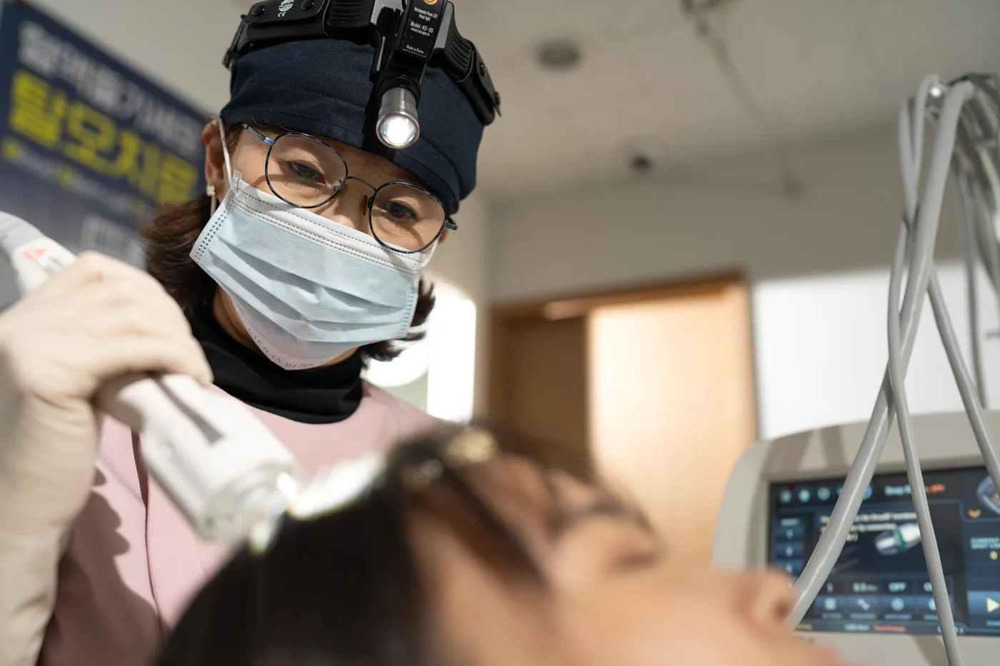 피부 진료 장비를 사용하는 치료 장면
